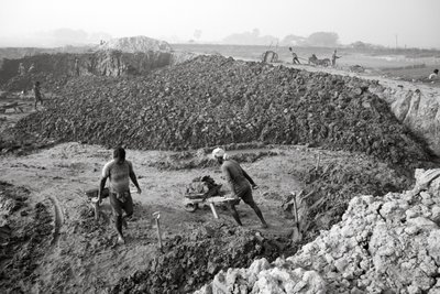 Teglfabrikker i Kolkata, India, 2016 (bilde) av Jon Nicholson