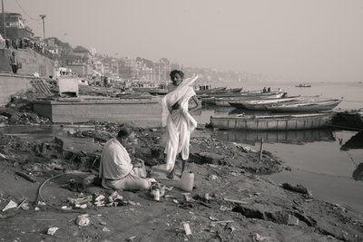 Manikarnika Ghat, Varanasi, 2016 (bilde) av Jon Nicholson