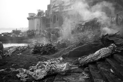 Manikarnika Ghat, Varanasi, 2016 (bilde) av Jon Nicholson