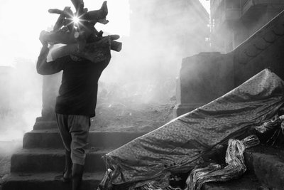 Manikarnika Ghat, Varanasi, 2016 (bilde) av Jon Nicholson