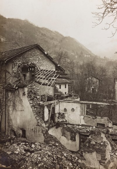 Album "Meine weltkriegs - Erinnerungen South-West Front (Kärnten, Italia, Sør-Tirol) (Min verdenskrig - minner fra den sørvestlige fronten i Kärnten, Italia, Trentino-Alto Adige) 31/03/1915-12/11/ 1918 - Josef Zohles Wien ": ruiner av et hus (s/hv foto av Josef Zohles