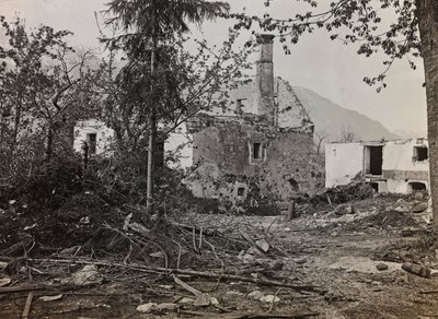 Album "Min verdenskrig - minner fra den sørvestlige fronten i Kärnten, Italia, Trentino-Alto Adige) 31/03/1915-12/11/ 1918 - Josef Zohles Wien ": steinsprut i Bovec (s/hv-bilde) av Josef Zohles
