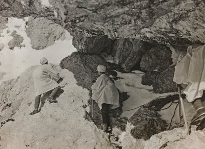 Album "Min verdenskrig - minner fra den sørvestlige fronten i Kärnten, Italia, Trentino-Alto Adige) 31/03/1915-12/11/ 1918 - Josef Zohles Wien ": militærbunker i et fjell av Josef Zohles