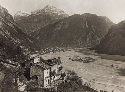 Album "Min verdenskrig - minner fra den sørvestlige fronten i Kärnten, Italia, Trentino-Alto Adige) 31/03/1915-12/11/ 1918 - Josef Zohles Vienna ": utsikt over Chiusaforte (s/hv ph) av Josef Zohles