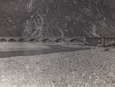 Album "Min verdenskrig - minner fra den sørvestlige fronten i Kärnten, Italia, Trentino-Alto Adige) 31/03/1915-12/11/ 1918 - Josef Zohle's Wien ": militærbro over Ta av Josef Zohles