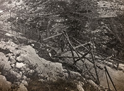 Album "Min verdenskrig - minner fra den sørvestlige fronten i Kärnten, Italia, Trentino-Alto Adige) 31/03/1915-12/11/ 1918 - Josef Zohles Wien ": piggtråd (s/h foto) av Josef Zohles