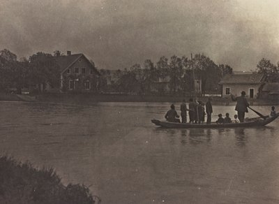 Album "Min verdenskrig - minner fra den sørvestlige fronten i Kärnten, Italia, Trentino-Alto Adige) 31/03/1915-12/11/ 1918 - Josef Zohles Wien ": båt på elven Drava i av Josef Zohles