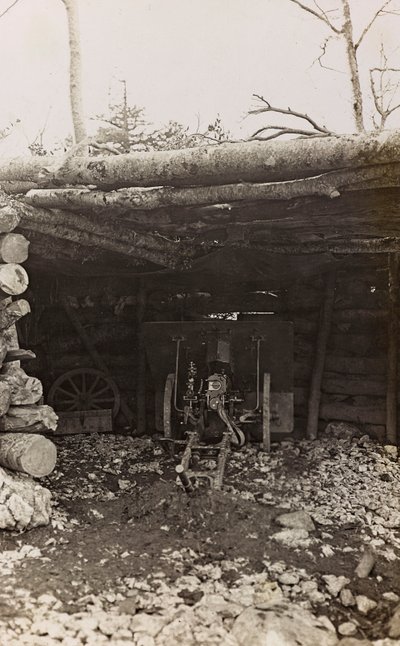 Album "Min verdenskrig - minner fra den sørvestlige fronten i Kärnten, Italia, Trentino-Alto Adige) 31/03/1915-12/11/ 1918 - Josef Zohles Vienna ": hytte med kanon (s/hv-bilde) av Josef Zohles