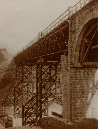 Album "Min verdenskrig - minner om den sørvestlige fronten i Kärnten, Italia, Trentino-Alto Adige) 31/03/1915-12/11/ 1918 - Josef Zohles Vienna ": rekonstruert bro (s/hv p av Josef Zohles