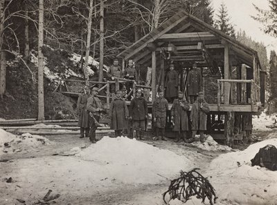 Album "Min verdenskrig - minner fra den sørvestlige fronten i Kärnten, Italia, Trentino-Alto Adige) 31/03/1915-12/11/ 1918 - Josef Zohles Vienna ": soldater foran en kabel av Josef Zohles