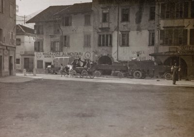 Album "Meine weltkriegs - Erinnerungen South-West Front (Kärnten, Italia, Sør-Tirol) (Min verdenskrig - minner om den sørvestlige fronten i Kärnten, Italia, Trentino-Alto Adige) 31/03/1915-12/11/ 1918 - Josef Zohles Wien ": militære midler på et torg av Josef Zohles