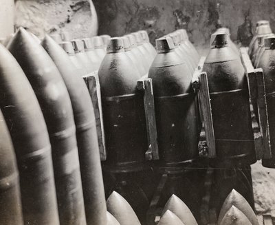 Album "Min verdenskrig - minner fra den sørvestlige fronten i Kärnten, Italia, Trentino-Alto Adige) 31/03/1915-12/11/ 1918 - Josef Zohles Vienna ": ammunisjon (s/hv-bilde) av Josef Zohles