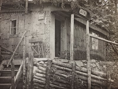 Album "Min verdenskrig - minner fra den sørvestlige fronten i Kärnten, Italia, Trentino-Alto Adige) 31/03/1915-12/11/ 1918 - Josef Zohles Wien ": Kommandohuset (s/hv-foto av Josef Zohles