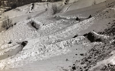 Album "Min verdenskrig - minner om sørvestfronten i Kärnten, Italia, Trentino-Alto Adige) 31/03/1915-12/11/ 1918 - Josef Zohles Vienna ": skyttergraver i snøen (s/hv p av Josef Zohles