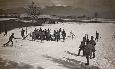 Album "Min verdenskrig - minner fra den sørvestlige fronten i Kärnten, Italia, Trentino-Alto Adige) 31/03/1915-12/11/ 1918 - Josef Zohles Wien ": soldater på ski (s/h-bilde) av Josef Zohles