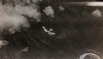Album "Min verdenskrig - minner fra den sørvestlige fronten i Kärnten, Italia, Trentino-Alto Adige) 31/03/1915-12/11/ 1918 - Josef Zohles Vienna ": et østerriksk fly flyr over av Josef Zohles
