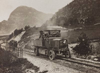 Album "Min verdenskrig - minner fra den sørvestlige fronten i Kärnten, Italia, Trentino-Alto Adige) 31/03/1915-12/11/ 1918 - Josef Zohles Wien ": militære kjøretøy langs av Josef Zohles