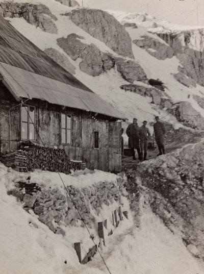 Album "Min verdenskrig - minner fra den sørvestlige fronten i Kärnten, Italia, Trentino-Alto Adige) 31/03/1915-12/11/ 1918 - Josef Zohles Wien ": militærbrakke (s/hv foto av Josef Zohles