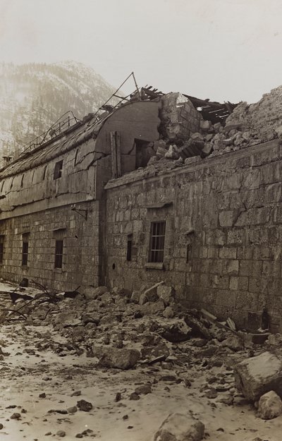 Album "Meine weltkriegs - Erinnerungen South-West Front (Kärnten, Italia, Sør-Tirol) (Min verdenskrig - minner fra den sørvestlige fronten i Kärnten, Italia, Trentino-Alto Adige) 31/03/1915-12/11/ 1918 - Josef Zohles Wien ": steinsprut av en fabrikk (s/hv  av Josef Zohles