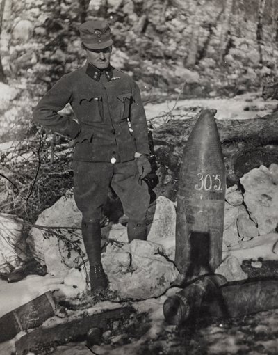 Album "Min verdenskrig - minner fra den sørvestlige fronten i Kärnten, Italia, Trentino-Alto Adige) 31/03/1915-12/11/ 1918 - Josef Zohles Vienna ": soldat med kule (s/hv ph) av Josef Zohles