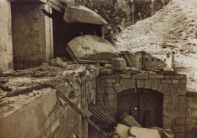 Album "Meine weltkriegs - Erinnerungen South-West Front (Kärnten, Italia, Sør-Tirol) (Min verdenskrig - minner fra den sørvestlige fronten i Kärnten, Italia, Trentino-Alto Adige) 31/03/1915-12/11/ 1918 - Josef Zohles Wien ": steinsprut av en fabrikk (s/hv  av Josef Zohles