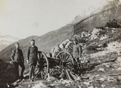 Album "Min verdenskrig - minner fra den sørvestlige fronten i Kärnten, Italia, Trentino-Alto Adige) 31/03/1915-12/11/ 1918 - Josef Zohles Wien ": soldater med kanon (s/hv p) av Josef Zohles