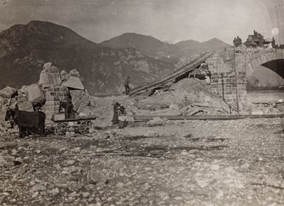 Album "Meine weltkriegs - Erinnerungen South-West Front (Kärnten, Italia, Sør-Tirol) (Min verdenskrig - minner fra den sørvestlige fronten i Kärnten, Italia, Trentino-Alto Adige) 31/03/1915-12/11/ 1918 - Josef Zohles Wien ": ruinene av en bro over av Josef Zohles