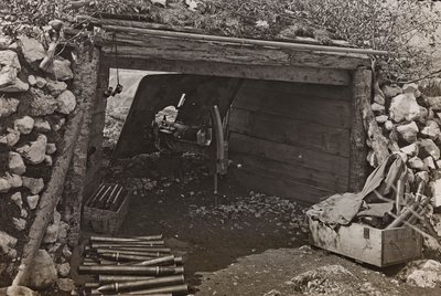Album "Min verdenskrig - minner fra den sørvestlige fronten i Kärnten, Italia, Trentino-Alto Adige) 31/03/1915-12/11/ 1918 - Josef Zohles Wien ": militærdepot (s/hv foto) av Josef Zohles