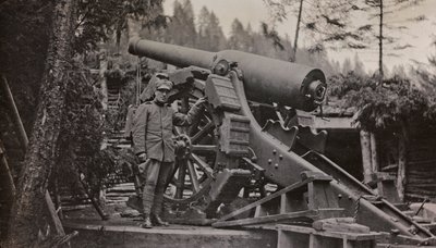Album "Min verdenskrig - minner fra den sørvestlige fronten i Kärnten, Italia, Trentino-Alto Adige) 31/03/1915-12/11/ 1918 - Josef Zohles Vienna ": soldat med pistol (s/h-bilde) av Josef Zohles
