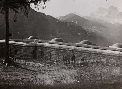 Album "Min verdenskrig - minner fra den sørvestlige fronten i Kärnten, Italia, Trentino-Alto Adige) 31/03/1915-12/11/ 1918 - Josef Zohles Wien ": en italiensk festning (s/hv pho av Josef Zohles