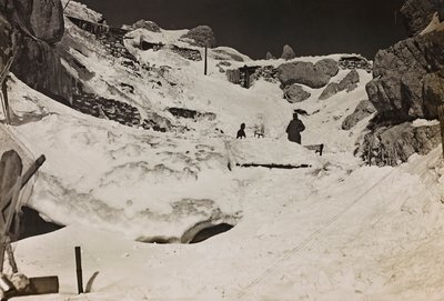 Album "Min verdenskrig - minner fra den sørvestlige fronten i Kärnten, Italia, Trentino-Alto Adige) 31/03/1915-12/11/ 1918 - Josef Zohles Wien ": soldater i snøen (s/hv p av Josef Zohles
