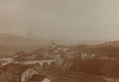 Album "Min verdenskrig - minner fra sørvestfronten (Kärnten, Italia, Sør-Tirol) (Min verdenskrig - minner fra sørvestfronten i Kärnten, Italia, Trentino Alto Adige) 31 / III / 1915-12 / XI / 1918 - Josef Zohles Wien ": utsikt over Tonia av Josef Zohles
