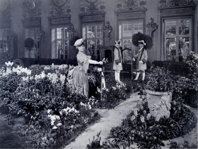 Rejane (Gabrielle Charlotte Reyu, dit) (1856–1920), fransk komiker som ankom i en stol for å ha på seg et ballkostyme i New York i 1905 av Joseph Byron