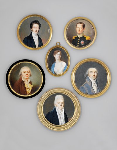 En ung offiser, i mørkegrønn frakk med blekgrønn krage og gull-epauletter, iført bryststjernen til den kongelige spanske orden av Joseph Marie Bouton