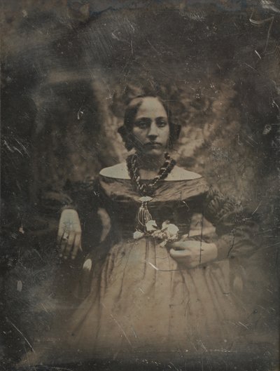 Ung kvinne som holder en blomst, ca. 1842. av Joseph Philibert Girault De Prangey