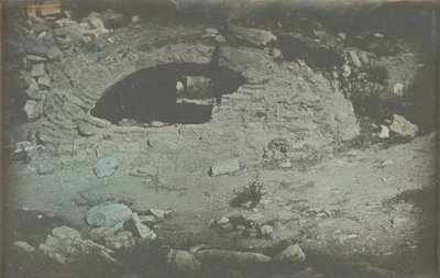 Athens. T.[emple] de Min.[erve] Poliade (1er planer) / [Sisterneåpning ved foten av Erecteion, Akropolis, Athen. av Philibert Joseph Girault de Prangey