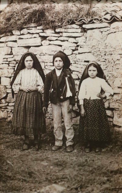 Fatimas helligdom. Lucia dos Santos og søskenbarna hennes Francisco og Jacinta Marto. Vår Frue av Fatima. Portugal. av Joshua Benoliel