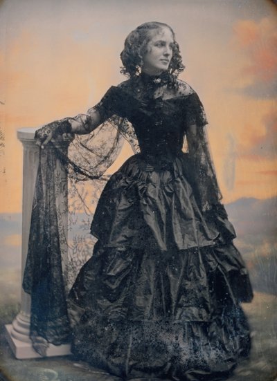 Kvinne i svart taftkjole og blondesjal, ca. 1850. Skapere: Josiah Johnson Hawes, Albert Sands Southworth. av Josiah Johnson Hawes, Albert Sands Southworth