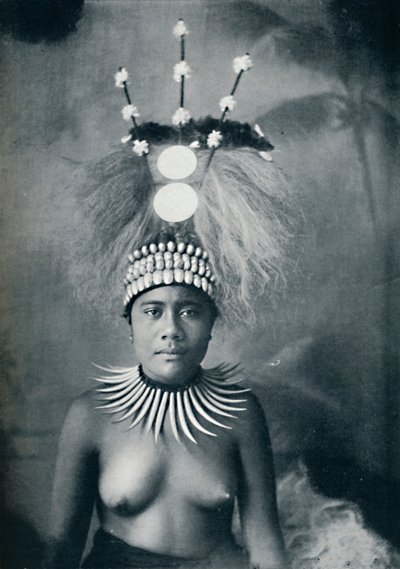 En samoansk kvinne iført en krage med cachalot-tenner og en seremoniell hodeplagg, 1902 av Josiah Martin