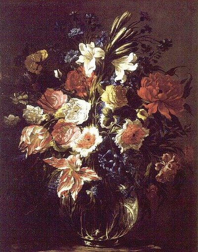 Liljer, peoner, tulipaner, kornblomster og andre blomster på en glassvase på en pidestall av Juan de Arellano