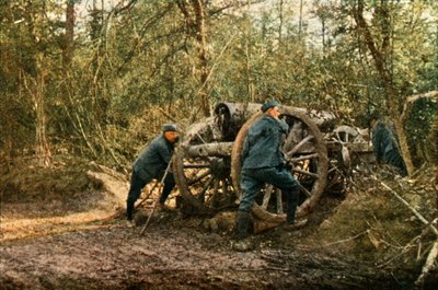 Tre franske soldater i skogen med en Howitzer, Verdun, september 1916 (autokrom) av Jules Gervais Courtellemont