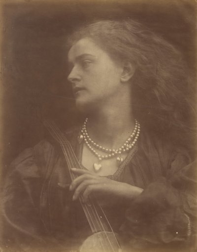 Og Enid Sang, september 1874. av Julia Margaret Cameron