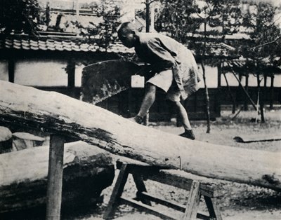 Saging og høvling utføres med en trekking i stedet for en drivende bevegelse, c1900, 1921 av Julian Leonard Street