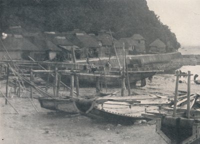 Tai-no-ura - Små hus på en kant av sand med fiskebåter, c1900, 1921 av Julian Leonard Street