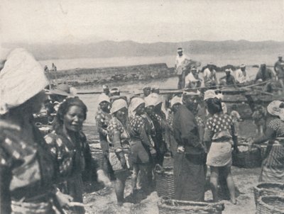 Tai-no-ura - fiskebåter, menn og kvinner med garn og kurver, c1900, 1921. av Julian Leonard Street