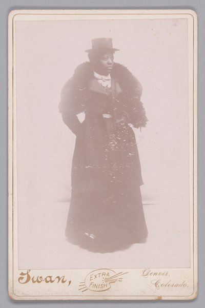 Skapkort av en uidentifisert kvinne iført topplue og pelsstol, ca. 1895. av Justus C. Swan