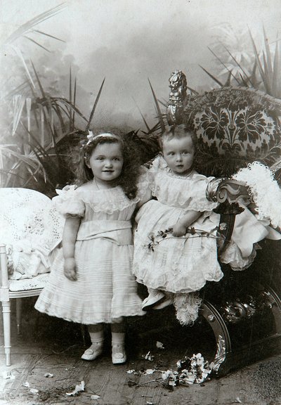 Storhertuginnene Olga Nikolaevna og Tatiana Nikolaievna av Russland, sent på 1800-tallet av K. von Hahn