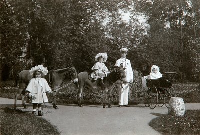 Storhertuginnene Olga, Tatiana og Maria av Russland, Tsarskoye Selo, Russland, c1899-c1900 av K. von Hahn