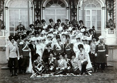 Russisk keiserfamilie utenfor Katarinapalasset, Tsarskoye Selo, Russland, tidlig på 1900-tallet. av K. von Hahn