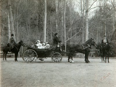 Tsar Nicholas II av Russland med sin familie i parken Tsarskoye Selo, Russland, 1900-tallet. av K. von Hahn